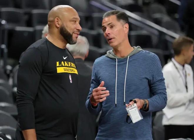 皮克：从纸面上看，法国是明年世界杯上最好的球队（皮克：论纸面实力，法国堪称明年世界杯最强队）