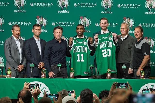 斯基拉：米兰双雄仍在关注索莱，是否行动取决于球员性侵指控（斯基拉：米兰双雄继续关注索莱，是否出手取决于针对球员的性侵指控进展）