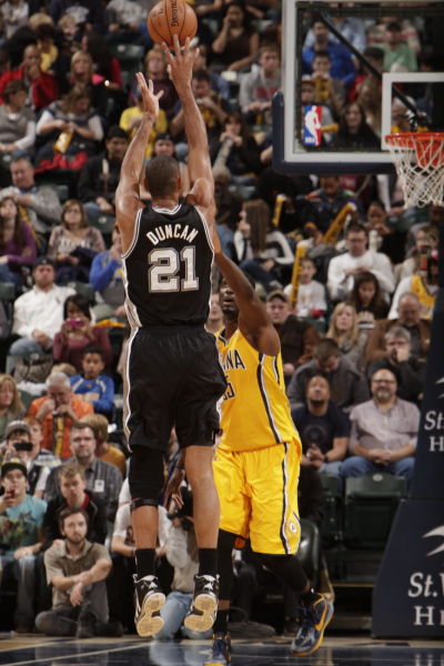 法比奥庆祝足协杯夺冠：我们是冠军，这座城市值得拥有这一刻（法比奥庆贺足协杯问鼎：我们是冠军，这座城市配得上这份荣耀）