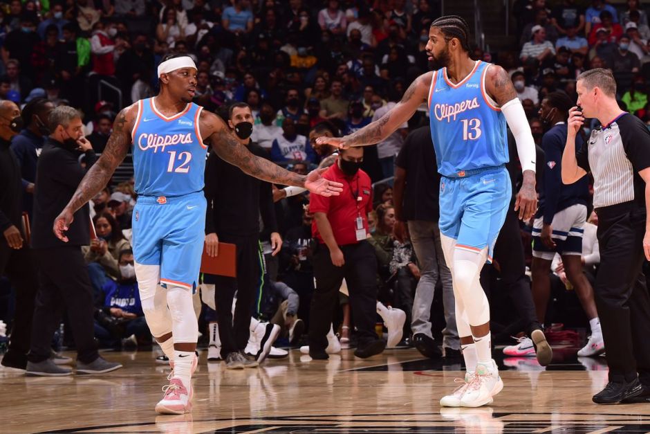 记者：多家豪门有意荷甲19岁中场斯密特，后者被标价2200万镑（多家豪门竞逐荷甲19岁中场斯密特，标价2200万英镑）