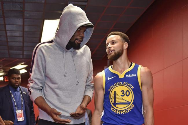 利物浦当地的阿诺德纪念壁画被破坏，记者：工作人员正在修复（利物浦阿诺德纪念壁画遭破坏，记者称修复工作已展开）