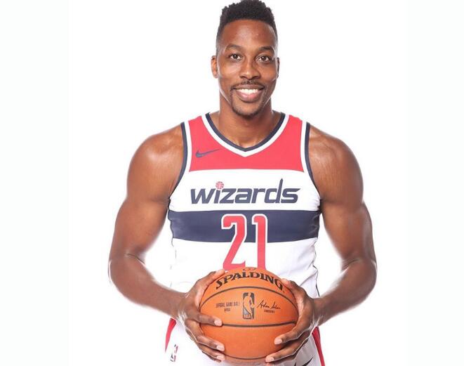 韩国女星穿曼联曼城球衣聚餐。左边是韩国国门金承奎...（韩国女星穿曼联与曼城球衣同桌聚餐，左侧为韩国国门金承奎）