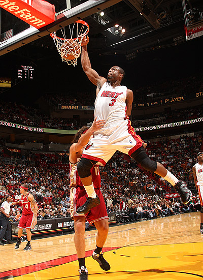 足球报：浙江队花4亿是谣言；韦世豪、李磊先后来做康复（《足球报》辟谣：浙江队花4亿不实，韦世豪、李磊相继接受康复）